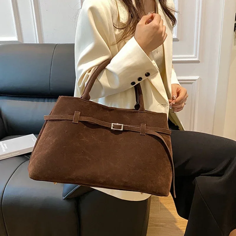 Women Bags In Sale - Damska torba z ozdobną klamrą, wykonana